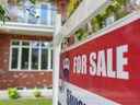 Une maison à vendre à Calgary en juin.