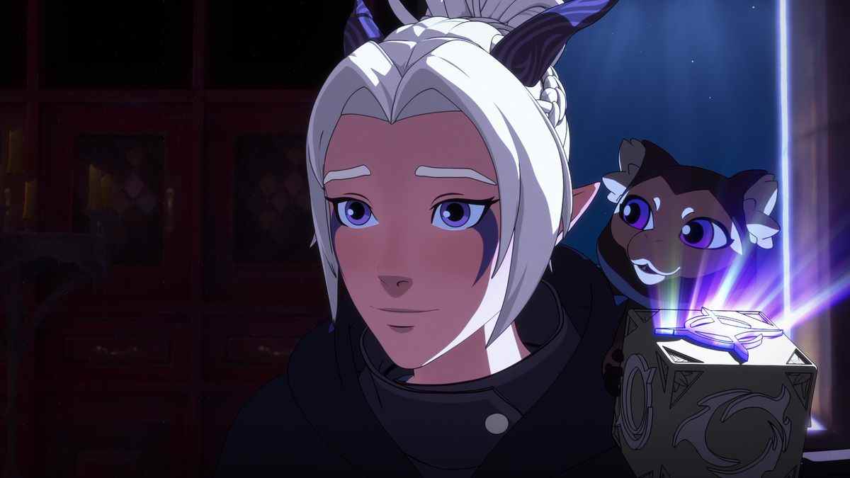 Rayla du prince dragon attend avec impatience.  Elle semble hésitante, mais sourit.  Une petite créature singe s'accroupit sur son dos.