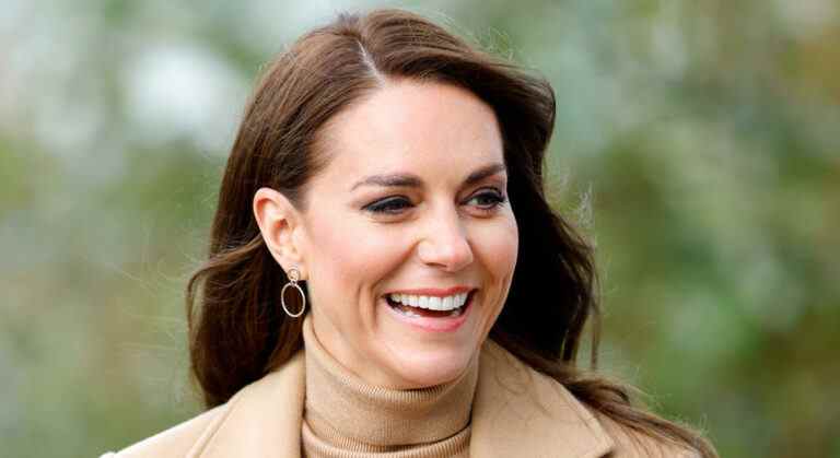 Kate suprêmement chic dans une tenue ton sur ton comprenant un manteau camel à 465 £ et des boucles d’oreilles à 5 £