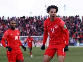 Le Canadien Tajon Buchanan célèbre son but contre la Jamaïque lors d'un match de qualification pour la Coupe du monde de la FIFA au BMO Field le 27 mars 2022.