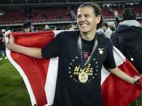 Christine Sinclair du Portland Thorns FC drape le drapeau national canadien autour d'elle après avoir remporté le match de championnat de la Ligue nationale de soccer féminin 2022 contre Kansas City Current ce week-end.