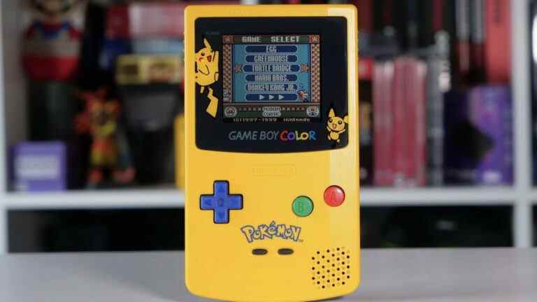 Aléatoire: le tapis Game Boy jaune Pokémon sur mesure a l'air confortable comme diable
