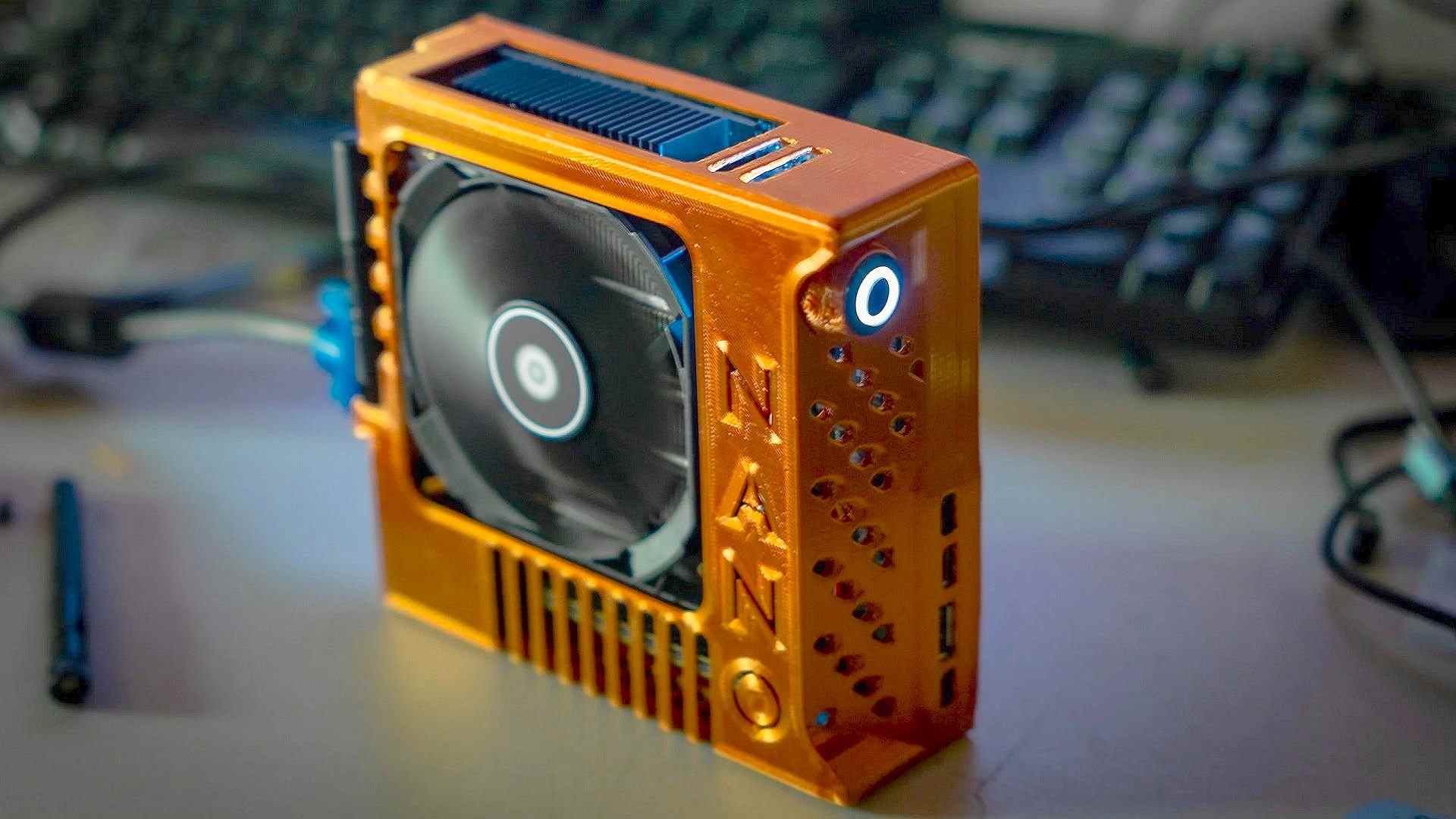 Ce petit PC de jeu tient dans une boîte à lunch, exécute Cyberpunk 2077
