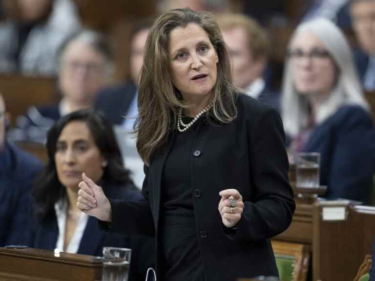 Le mini-budget de Freeland prévoit un premier excédent à l’horizon, mais met en garde contre la récession