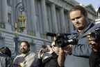 David DePape, à droite, enregistre le mariage nu de Gypsy Taub devant l'hôtel de ville le 19 décembre 2013 à San Francisco. 