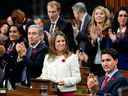 La ministre des Finances, Chrystia Freeland, au centre, présente la mise à jour financière à la Chambre des communes à Ottawa, jeudi.