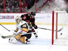 L'ailier gauche des Sénateurs d'Ottawa Tim Stutzle (18 ans) met la rondelle dans le filet derrière le gardien de but des Golden Knights de Vegas Logan Thompson (36 ans) lors de la deuxième période de hockey de la LNH à Ottawa, le jeudi 3 novembre 2022.