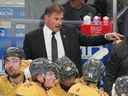 L'entraîneur-chef des Golden Knights de Vegas, Bruce Cassidy, est derrière le banc contre les Jets de Winnipeg lors de la troisième période au T-Mobile Arena, le 20 octobre 2022.