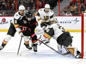 Le centre des Sénateurs d'Ottawa Mark Kastelic (47 ans) cherche le rebond alors que le gardien de but des Golden Knights de Vegas Logan Thompson (36 ans) effectue un arrêt lors d'un match de hockey de la LNH en deuxième période à Ottawa, le jeudi 3 novembre 2022.