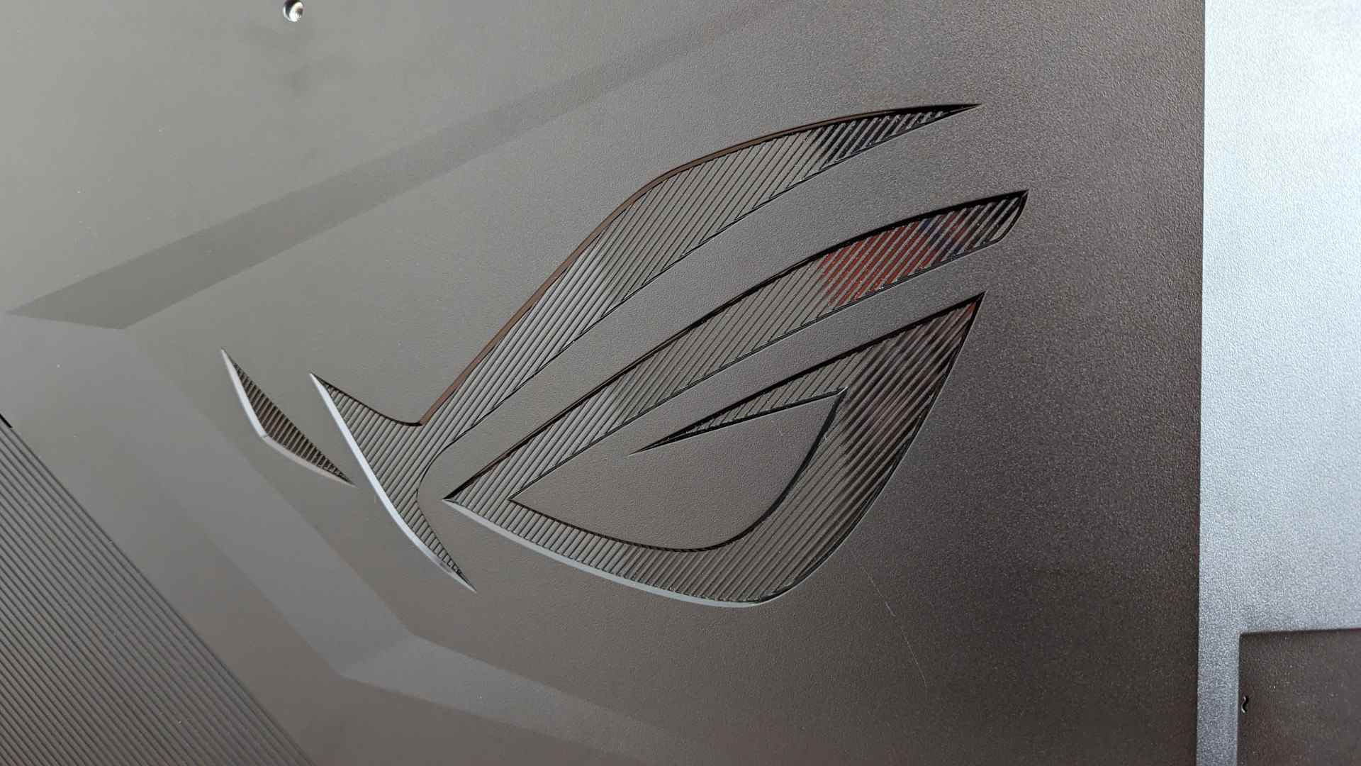 Un gros plan du logo Asus ROG à l'arrière du moniteur de jeu Swift PG48UQ