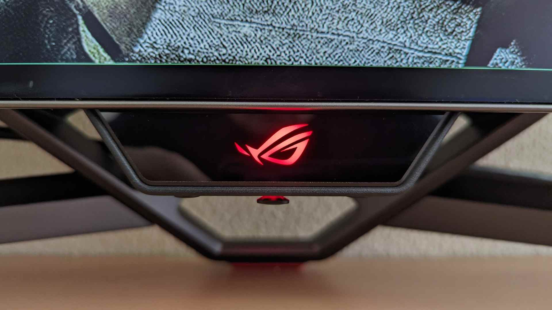 Un gros plan de l'indicateur LED d'alimentation sur le moniteur de jeu Asus ROG Swift PG48UQ