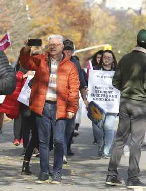 Des milliers de manifestants - des citoyens concernés, des parents et des groupes syndicaux - se sont présentés à Queen's Park et ont encerclé l'Assemblée législative en remplissant les pelouses avant.  Le groupe était là pour protester contre les actions du gouvernement conservateur de l'Ontario et soutenir les revendications des travailleurs du SCFP le vendredi 4 novembre 2022.