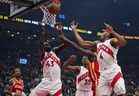 L'attaquant des Raptors de Toronto Pascal Siakam (43) et l'attaquant Scottie Barnes (4) s'en vont après un rebond contre les Hawks d'Atlanta.