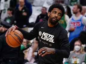 Le gardien des Brooklyn Nets, Kyrie Irving (11 ans), regarde les fans des Boston Celtics chahuter depuis les tribunes avant le début du premier tour contre les Boston Celtics pour les éliminatoires de la NBA 2022 au TD Garden le 17 avril 2022.