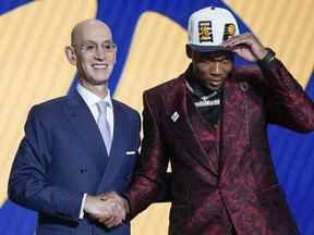 Bennedict Mathurin pose pour une photo avec le commissaire de la NBA Adam Silver après avoir été sélectionné sixième au classement général par les Indiana Pacers lors du repêchage de la NBA, à New York, le jeudi 23 juin 2022.