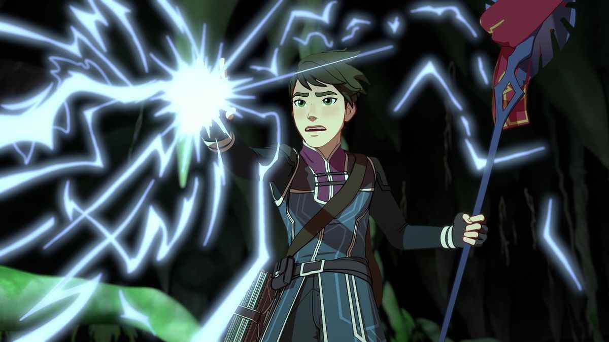 callum, un garçon aux cheveux noirs et à la peau pâle, tend la main alors que la magie de la foudre crépite dans l'émission animée The Dragon Prince