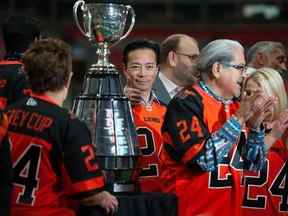 Vancouver et les Lions de la Colombie-Britannique ont été choisis pour accueillir le 111e match de la Coupe Grey de la LCF en 2024, a-t-on annoncé au BC Place Stadium le jeudi 3 novembre 2022. Le maire élu Ken Sim (au centre) était présent pour l'annonce.  (Photo de Jason Payne/PNG)