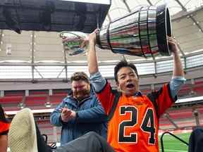 Vancouver et les Lions de la Colombie-Britannique ont été choisis pour accueillir le 111e match de la Coupe Grey de la LCF en 2024, a-t-on annoncé au BC Place Stadium le jeudi 3 novembre 2022. Le maire élu Ken Sim (au centre) était présent pour l'annonce.  (Photo de Jason Payne/PNG)