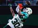 9 octobre 2022 ;  East Rutherford, New Jersey, États-Unis ;  Le demi de coin des Jets de New York Michael Carter II (30 ans) est appelé pour une interférence de passe tout en défendant le receveur large des Dolphins de Miami Jaylen Waddle (17 ans) au MetLife Stadium.  