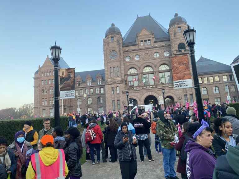 Le SCFP fait du piquetage à Queen’s Park et dans les bureaux du député alors que la grève de l’éducation en Ontario commence