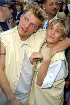 Sur cette photo d'archive prise le 12 août 2001, le chanteur Aaron Carter et son frère Nick arrivent pour les Teen Choice Awards 2001 à Los Angeles.