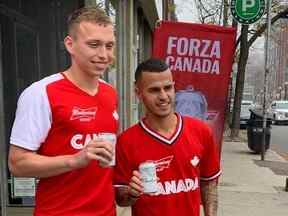 Le défenseur de l'équipe nationale canadienne Alistair Johnston (à gauche) et l'ancienne vedette du TFC Sebastian Giovinco se joignent à Budweiser Team Zero pour encourager les Canadiens à se rallier aux coéquipiers du Canada en Coupe du monde au Qatar.