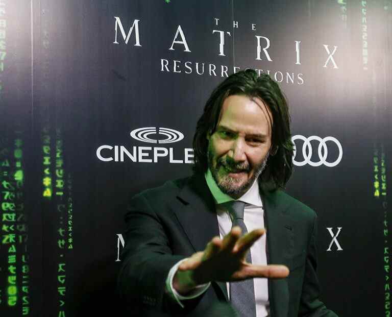 Keanu Reeves abasourdi par les insultes du livre de Matthew Perry