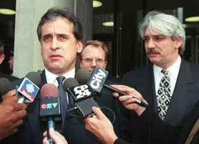 Procureur de la Couronne Robert Clark (L) et Det.  Mark Mendelson (R) parle aux médias après l'annonce des verdicts.  Ranger a été reconnu coupable des deux chefs d'accusation, un pour le premier degré et une fois pour homicide involontaire.