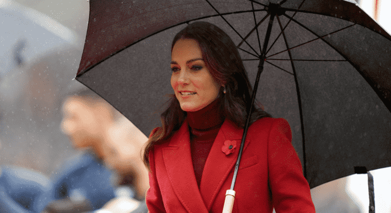 La princesse de Galles se réchauffe dans un manteau rouge Alexander McQueen pour regarder le rugby