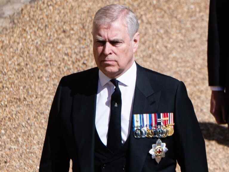 Le prince Andrew est parti «en larmes» après avoir été banni de ses fonctions royales