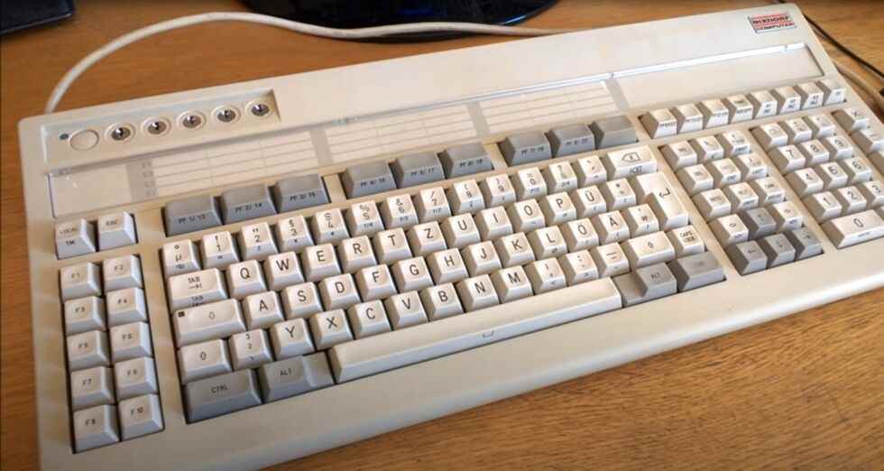 Le clavier CT06-CT07/2 M Softkeys de Nixdorf, comme le montre une critique de YouTuber Chyrosran22.