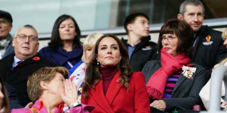 La princesse Kate illumine un jour de pluie dans un élégant ensemble rouge