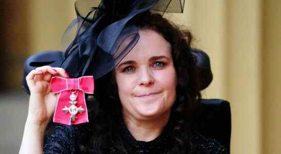 La star de Coronation Street Cherylee Houston recueille MBE au palais de Buckingham