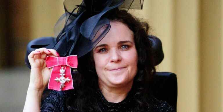 La star de Coronation Street Cherylee Houston recueille MBE au palais de Buckingham

