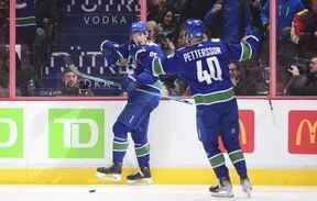 L'attaquant des Canucks de Vancouver Ilya Mikheyev (65 ans) célèbre son but contre les Predators de Nashville avec l'attaquant Elias Pettersson (40 ans) lors de la première période au Rogers Arena le 5 novembre 2022.