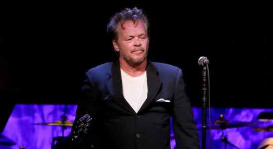 John Mellencamp implore les artistes de s'exprimer contre l'antisémitisme au Temple de la renommée du rock and roll : "Le silence est une complicité"