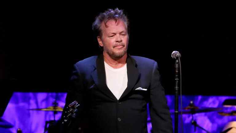 John Mellencamp implore les artistes de s'exprimer contre l'antisémitisme au Temple de la renommée du rock and roll : "Le silence est une complicité"
	
	
