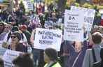 Des milliers de manifestants - des citoyens concernés, des parents et des groupes syndicaux - se sont présentés à Queen's Park et ont encerclé l'Assemblée législative en remplissant les pelouses avant.  Le groupe était là pour protester contre les actions du gouvernement conservateur de l'Ontario et soutenir les revendications des travailleurs du SCFP le vendredi 4 novembre 2022.