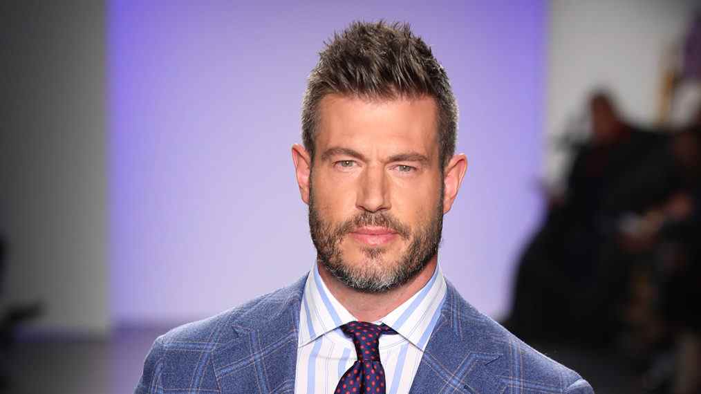 Jesse Palmer défile au Blue Jacket Fashion Show