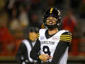 Le quart-arrière des Tiger-Cats de Hamilton, Dane Evans, célèbre la victoire contre les Stampeders de Calgary lors de l'action de la LCF au stade McMahon de Calgary le vendredi 14 octobre 2022.