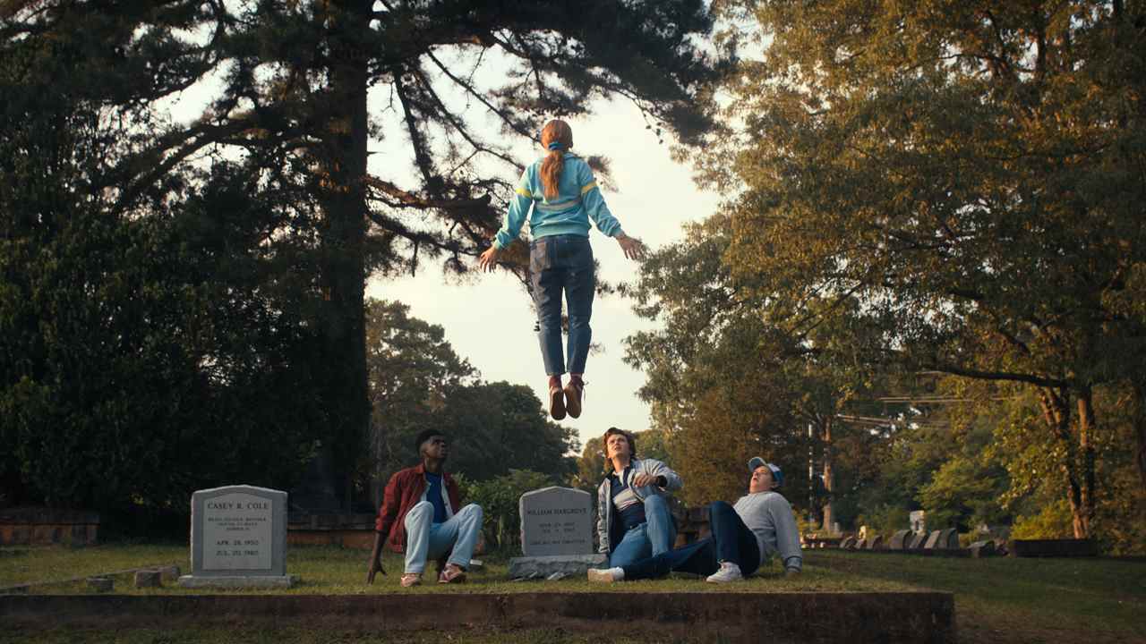 Max lévite dans les airs sous le choc de ses amis dans Stranger Things saison 4