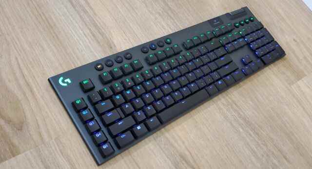 Le Logitech G915. 