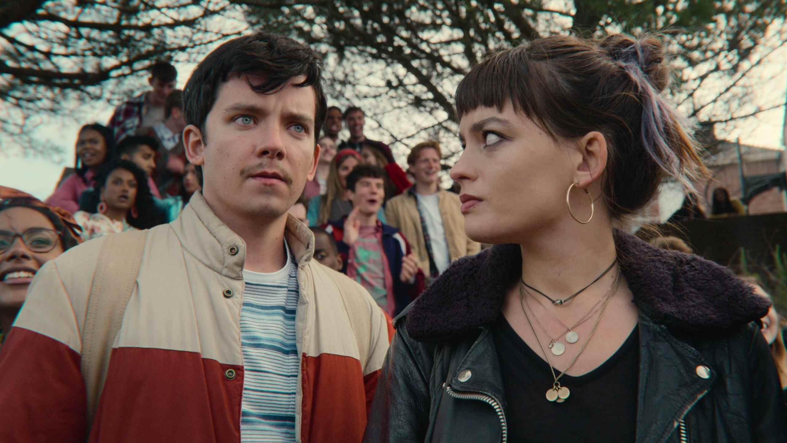 Asa Butterfield et Emma Mackey sur le tournage de Sex Education saison 3