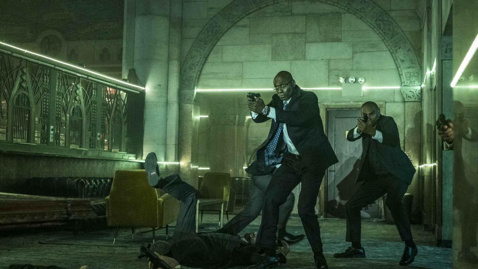 Charon sort son arme de poing aux côtés d'autres assassins dans John Wick 2