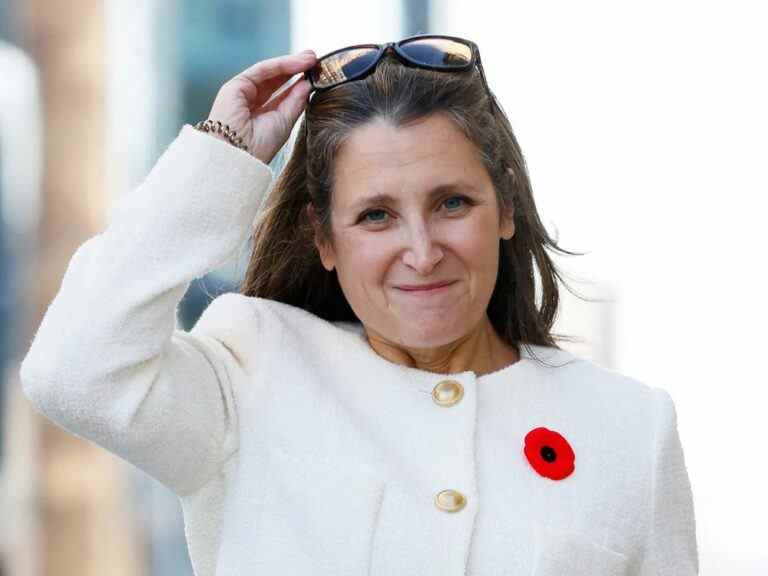 Avec du bacon en tête, Chrystia Freeland défend de nouvelles mesures de dépenses