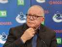 Le président des opérations de hockey des Canucks, Jim Rutherford, lors d'une conférence de presse le 3 mai 2022 au Rogers Arena.