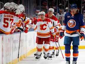 L'attaquant des Flames de Calgary Mikael Backlund célèbre un but contre les Islanders de New York à l'UBS Arena de Belmont Park, NY, le lundi 7 novembre 2022.