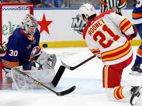 Le gardien de but des Islanders de New York Ilya Sorokin effectue un arrêt contre l'attaquant des Flames de Calgary Kevin Rooney à l'UBS Arena de Belmont Park, NY, le lundi 7 novembre 2022.