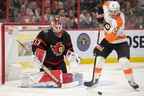 Le centre des Flyers Scott Laughton tente de dévier un tir devant le gardien des Sénateurs d'Ottawa Cam Talbot au Centre Canadian Tire.  Talbot a été solide lors de son premier départ de la saison samedi, arrêtant 26 des 28 tirs lors de la défaite 2-1 contre Philadelphie.