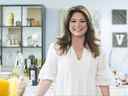 L'animatrice Valerie Bertinelli pose pour une photo, comme on le voit dans Valerie's Home Cooking de Food Network, saison 3.